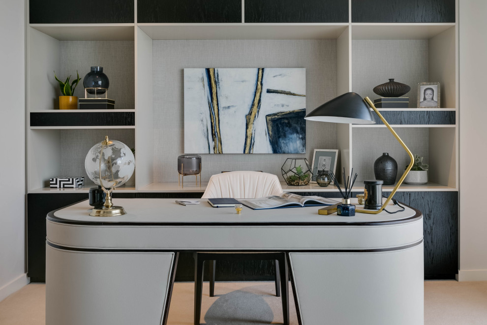 Источник вдохновения для домашнего уюта: большой кабинет в современном стиле с серыми стенами, ковровым покрытием, отдельно стоящим рабочим столом и бежевым полом
