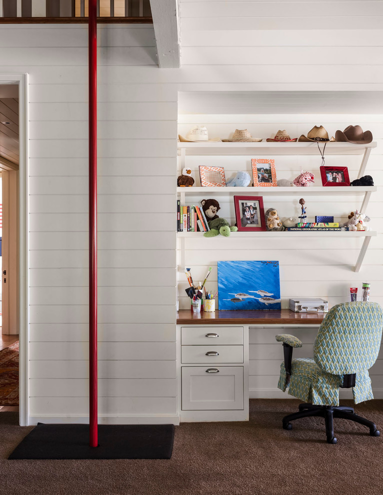 Modelo de despacho costero con paredes blancas, moqueta y escritorio empotrado