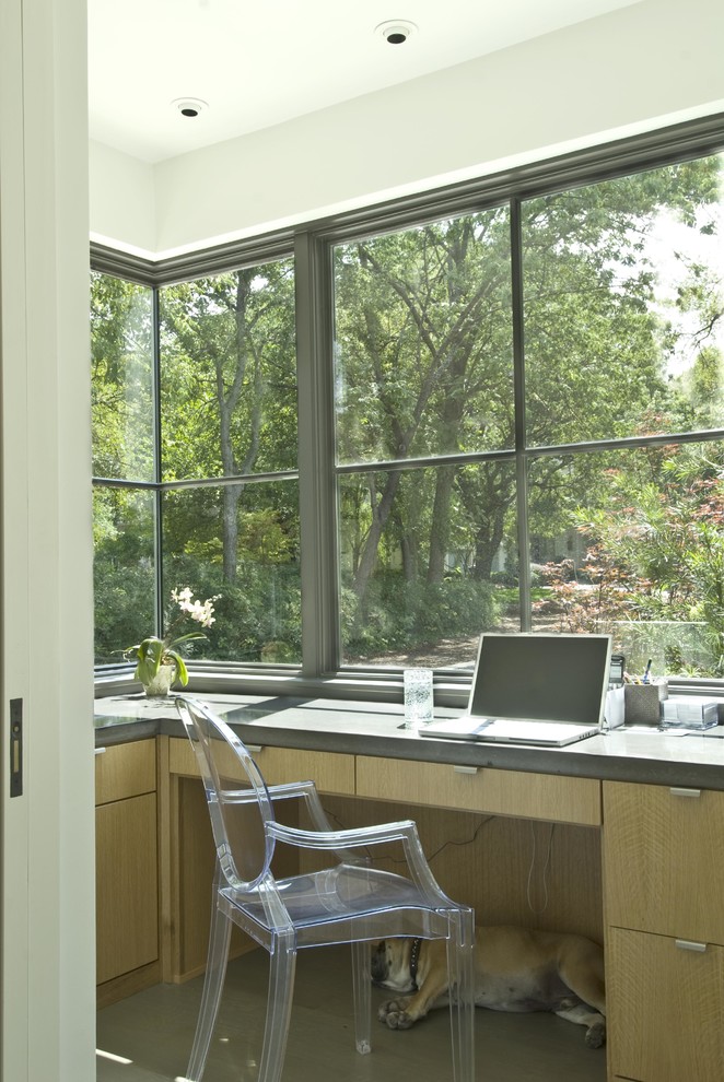 Стильный дизайн: кабинет в стиле неоклассика (современная классика) с встроенным рабочим столом - последний тренд