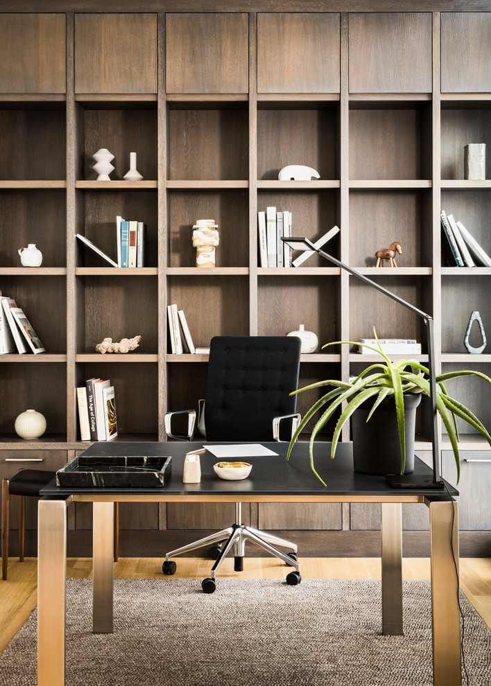 Idéer för ett litet modernt arbetsrum, med ett bibliotek, beige väggar, ljust trägolv, ett fristående skrivbord och grått golv