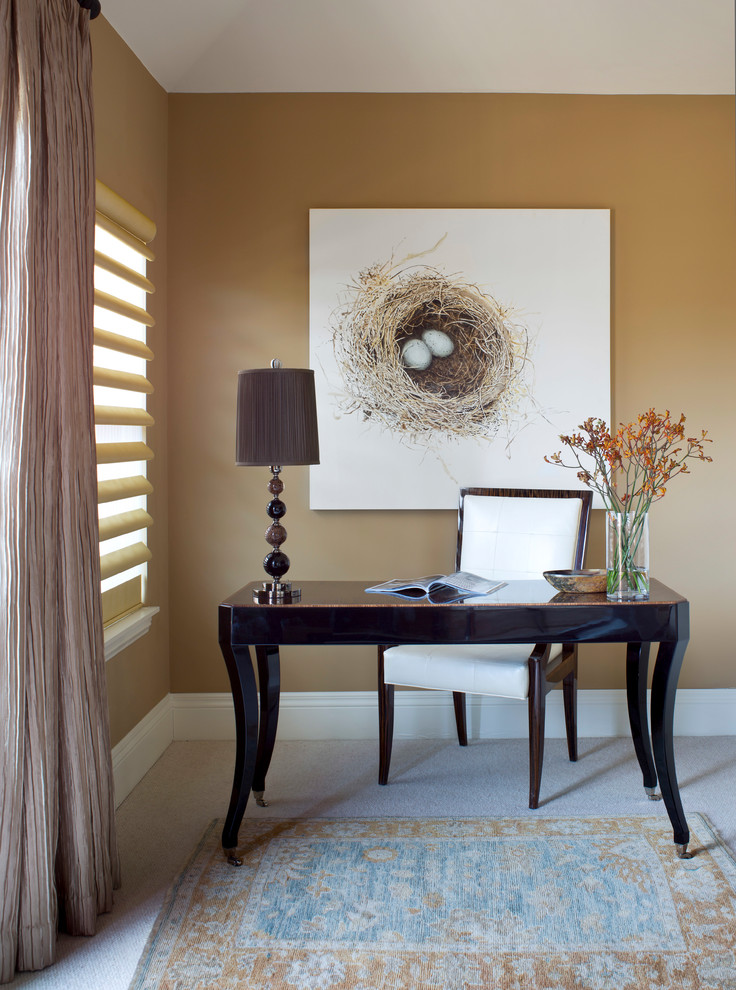 Inspiration pour un bureau traditionnel de taille moyenne avec un mur beige, moquette, un bureau indépendant et un sol beige.