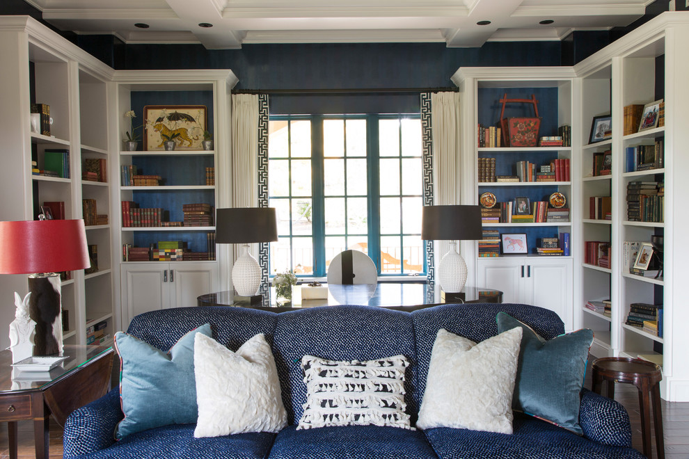 Свежая идея для дизайна: изолированная гостиная комната в стиле фьюжн с синими стенами, темным паркетным полом, стандартным камином, мультимедийным центром и коричневым полом - отличное фото интерьера