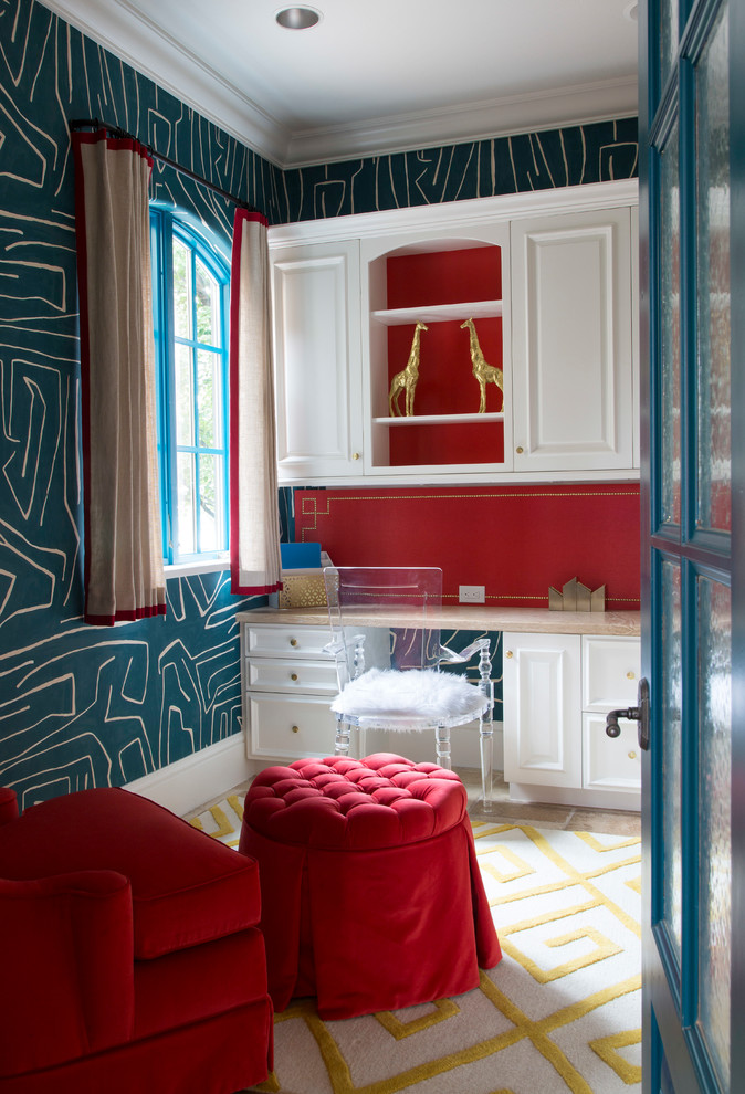 Пример оригинального дизайна: кабинет в стиле фьюжн с ковровым покрытием, встроенным рабочим столом, разноцветным полом, синими стенами и обоями на стенах без камина