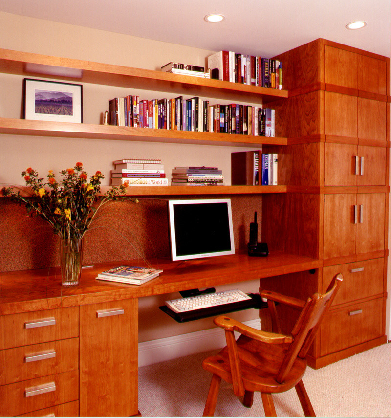 Imagen de despacho tradicional renovado con moqueta y escritorio empotrado