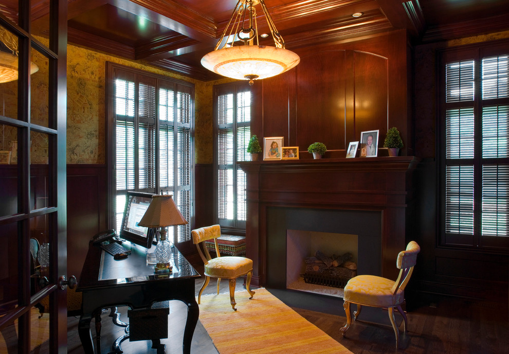 シカゴにある高級な中くらいなトランジショナルスタイルのおしゃれな書斎 (茶色い壁、濃色無垢フローリング、標準型暖炉、石材の暖炉まわり、自立型机) の写真