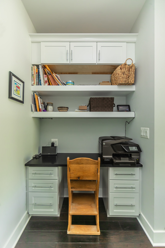Idéer för små amerikanska hemmabibliotek, med grå väggar, mörkt trägolv, ett inbyggt skrivbord och brunt golv