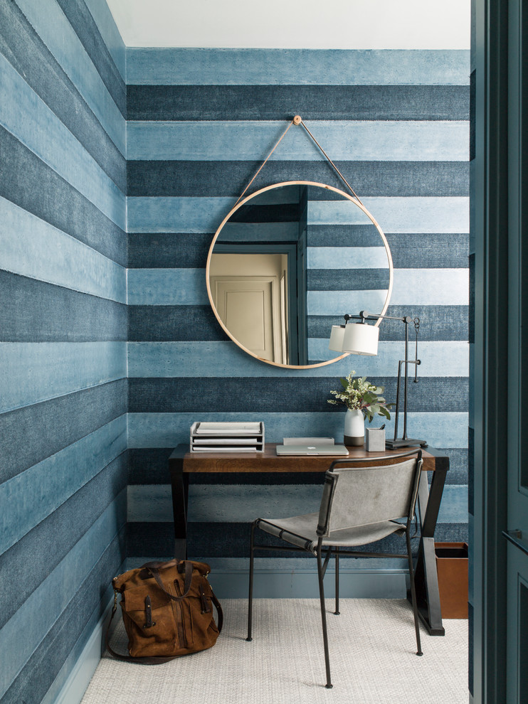 Источник вдохновения для домашнего уюта: маленький кабинет в современном стиле с синими стенами, ковровым покрытием, серым полом и отдельно стоящим рабочим столом для на участке и в саду
