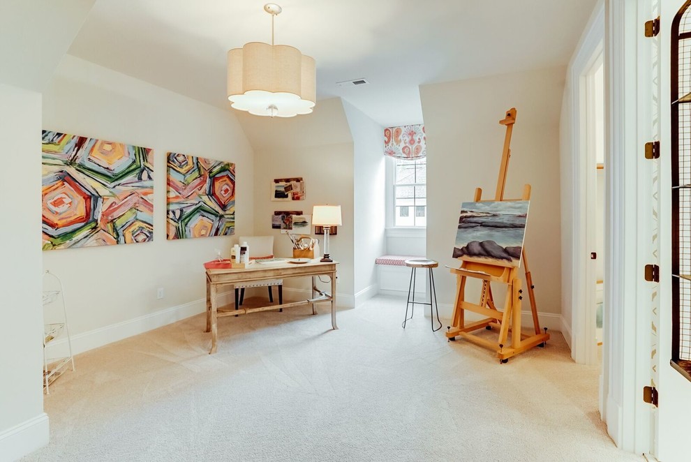 Idee per un grande atelier chic con pareti beige, moquette e scrivania autoportante