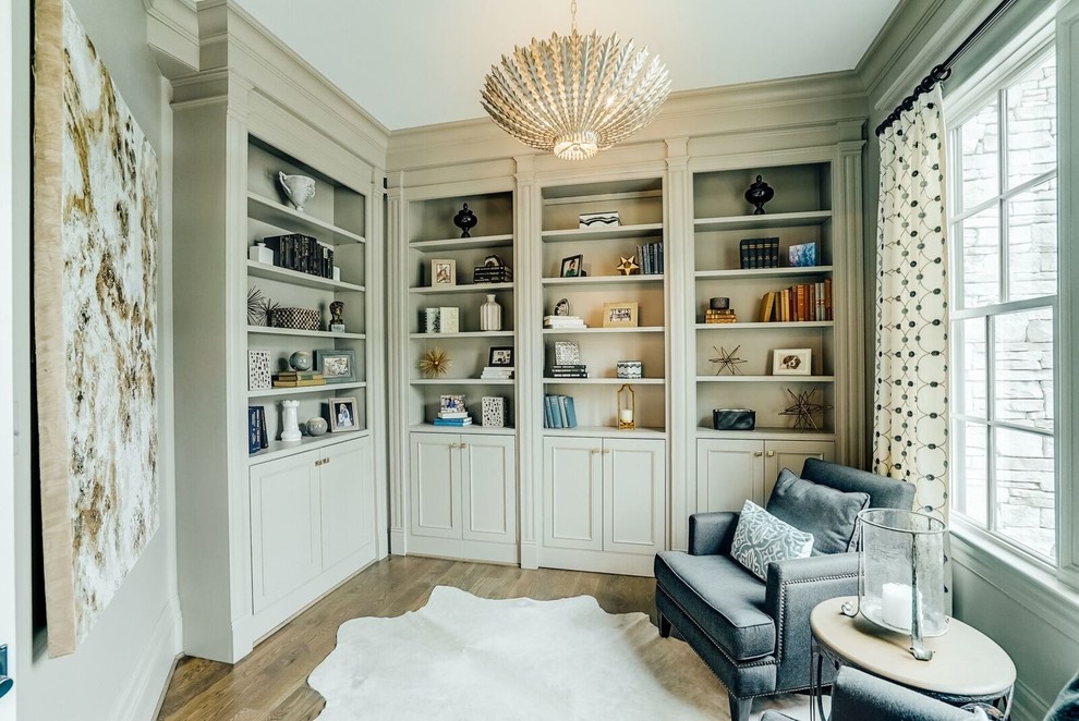 Imagen de despacho clásico renovado de tamaño medio con paredes beige y suelo de madera en tonos medios