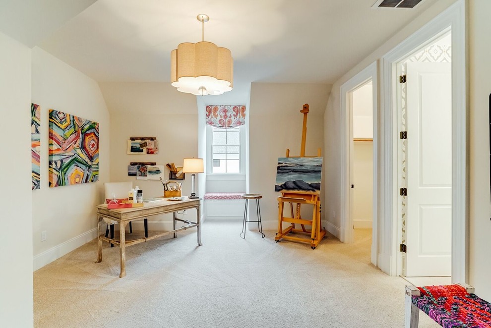 Imagen de estudio tradicional renovado grande con paredes beige, moqueta y escritorio independiente