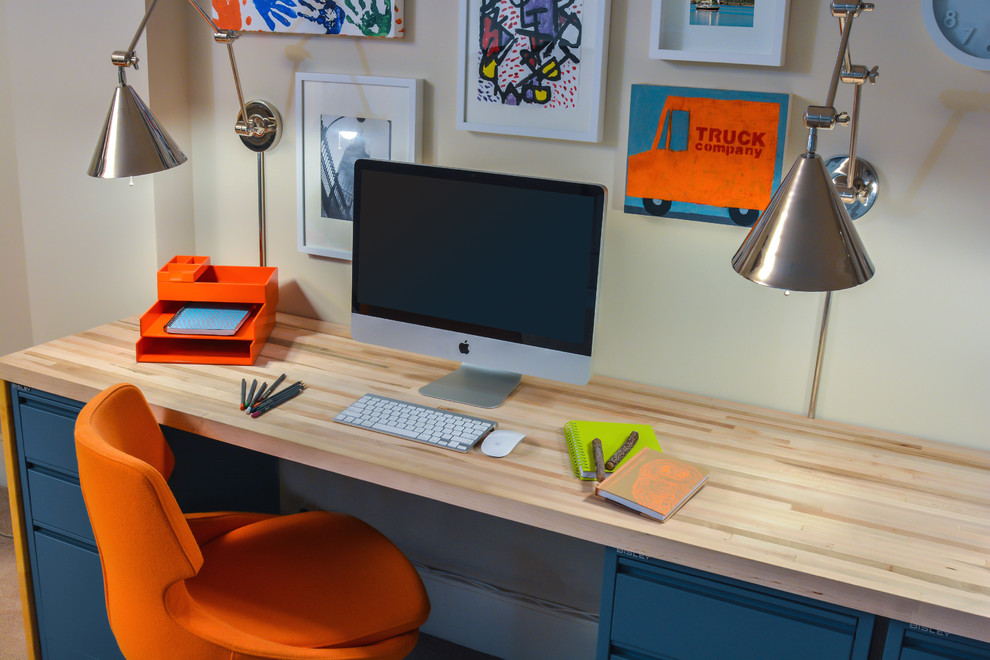 Ispirazione per un ufficio minimal di medie dimensioni con pareti beige, moquette, nessun camino, scrivania autoportante e pavimento beige