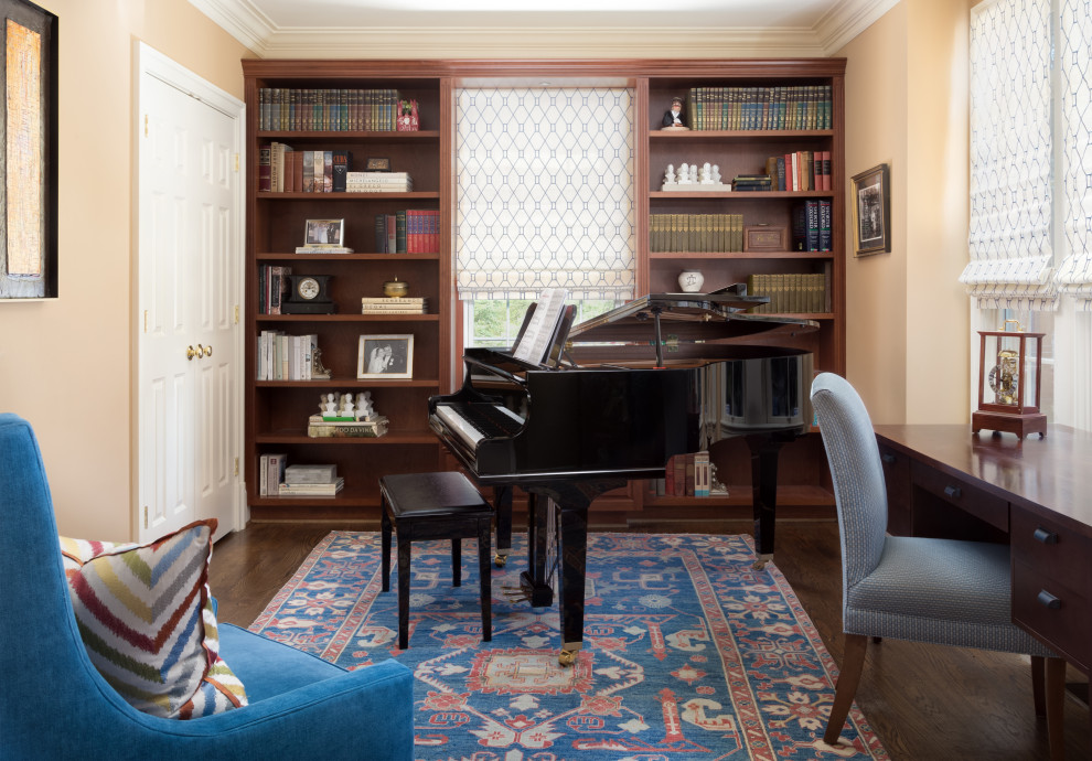 Источник вдохновения для домашнего уюта: домашняя библиотека в классическом стиле с бежевыми стенами, темным паркетным полом и отдельно стоящим рабочим столом без камина