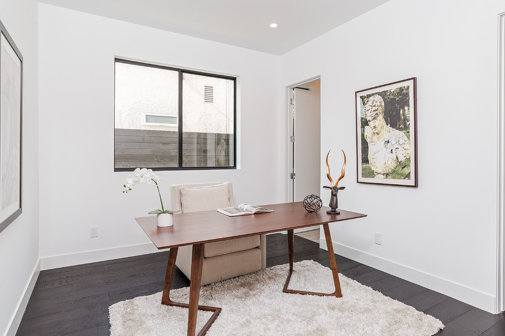 ロサンゼルスにあるラグジュアリーな広いコンテンポラリースタイルのおしゃれなホームオフィス・書斎 (白い壁、濃色無垢フローリング、自立型机) の写真