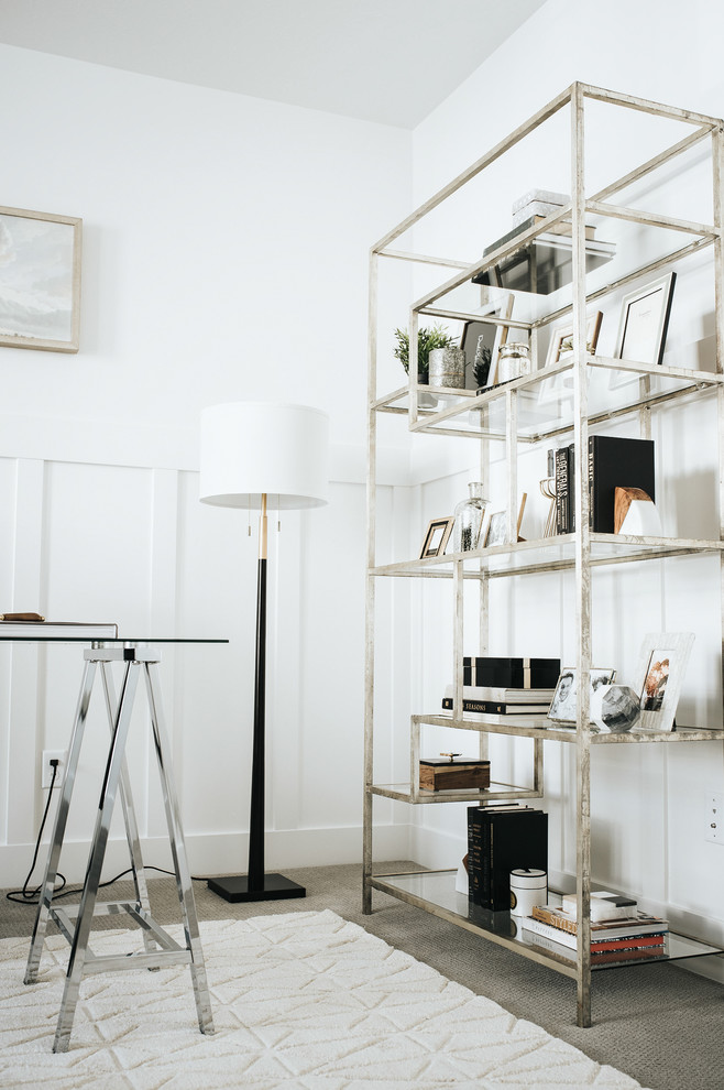 Diseño de despacho clásico con moqueta, escritorio independiente y suelo gris