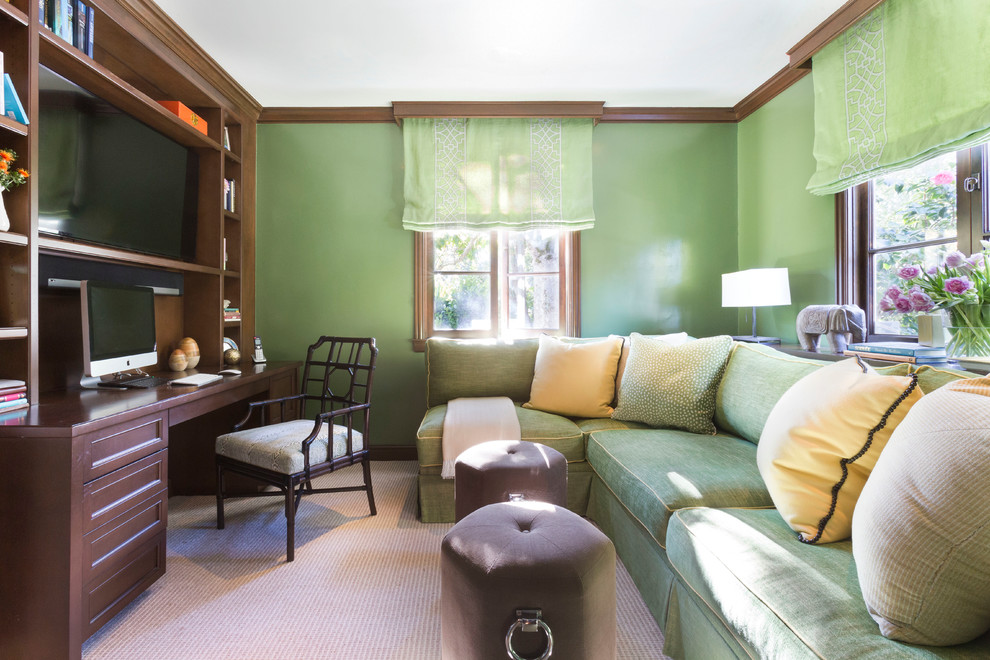 サンフランシスコにある小さなトランジショナルスタイルのおしゃれな書斎 (緑の壁、カーペット敷き、暖炉なし、造り付け机) の写真