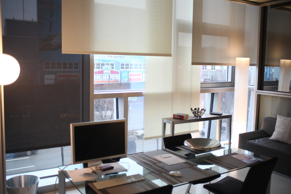 На фото: рабочее место среднего размера в современном стиле с отдельно стоящим рабочим столом без камина с
