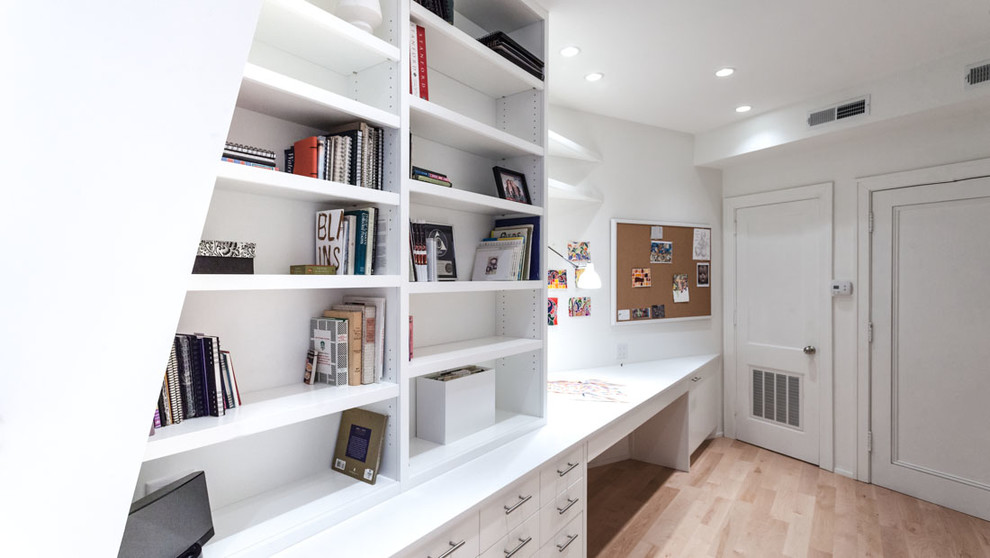 シカゴにある高級な小さなコンテンポラリースタイルのおしゃれなホームオフィス・書斎 (白い壁、造り付け机、ライブラリー、淡色無垢フローリング、暖炉なし、ベージュの床) の写真