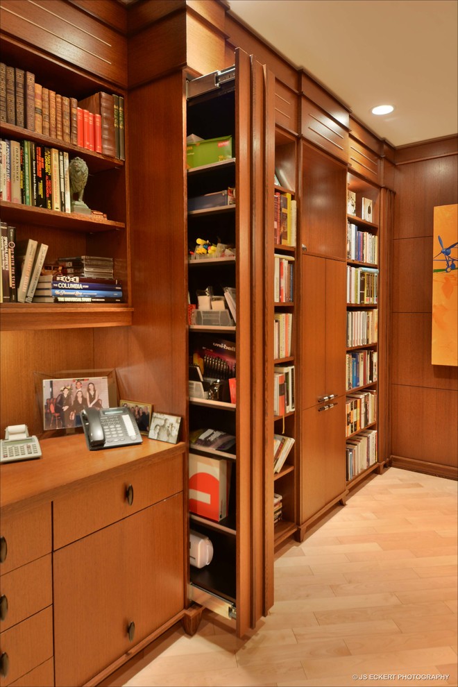 Idee per un ufficio tradizionale di medie dimensioni con pareti beige, parquet chiaro, nessun camino, scrivania incassata e pavimento beige