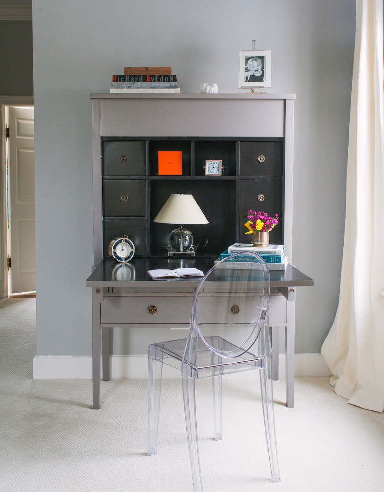 Imagen de despacho tradicional renovado con paredes grises, moqueta y escritorio independiente