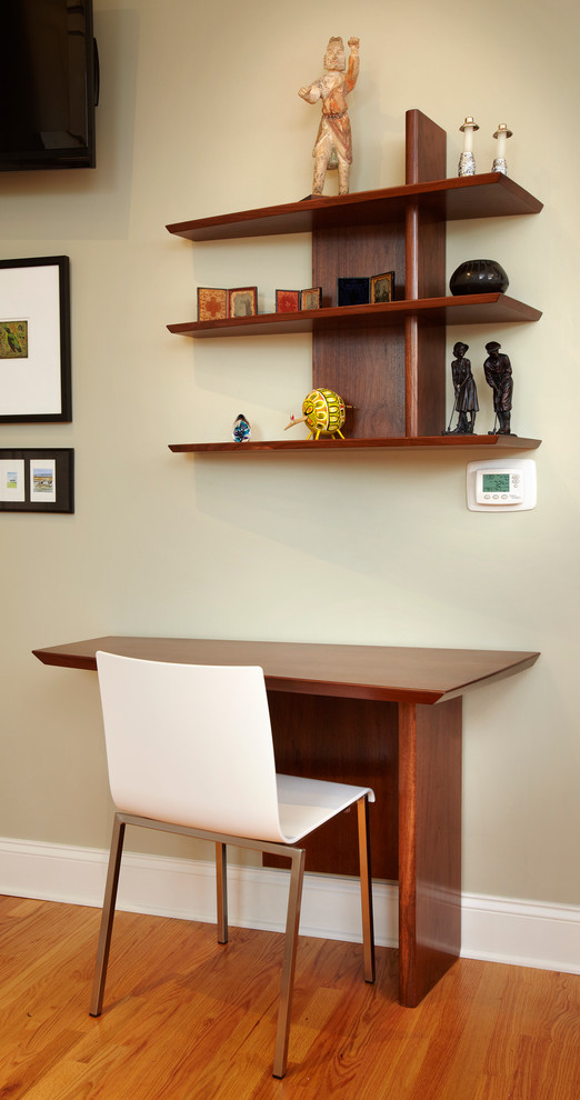 Cette image montre un bureau vintage de taille moyenne avec parquet clair, un mur beige et un bureau intégré.