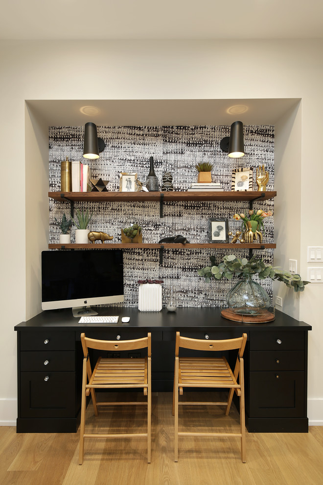 シカゴにある高級な広いトランジショナルスタイルのおしゃれな書斎 (マルチカラーの壁、造り付け机) の写真