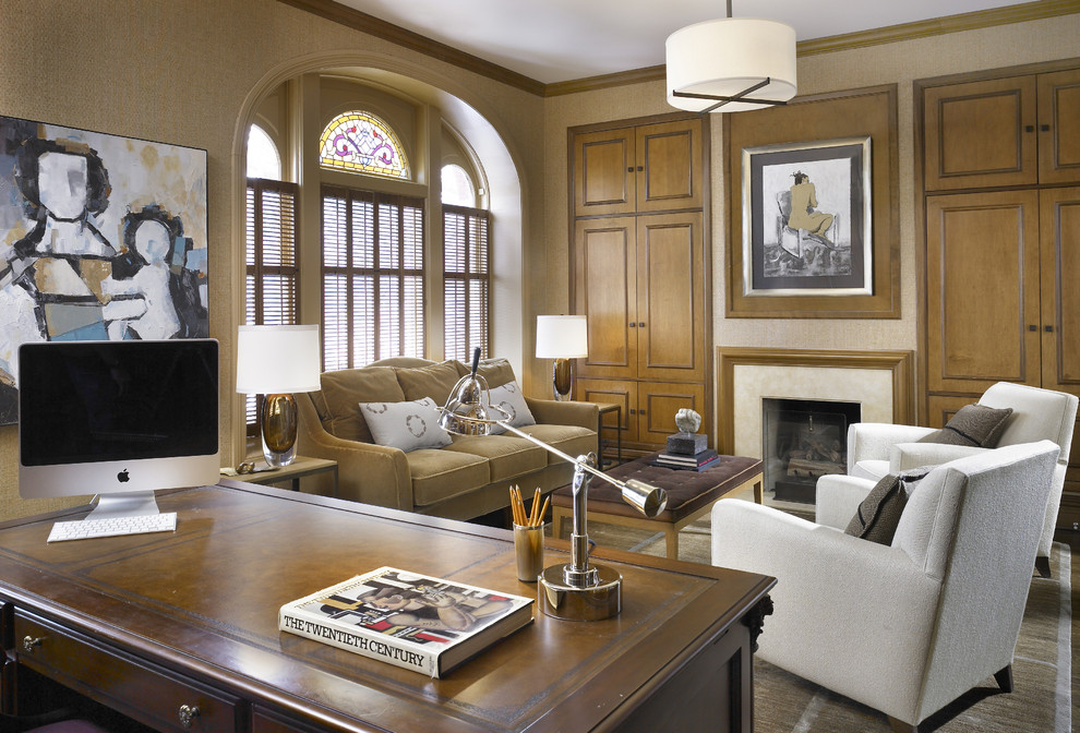 Ejemplo de despacho clásico renovado con paredes beige y escritorio independiente