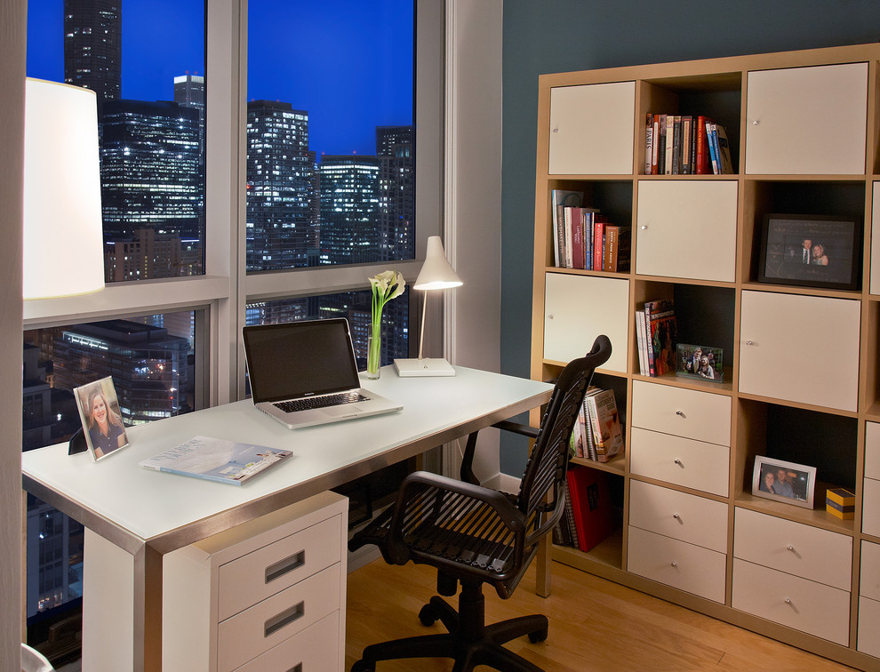 シカゴにあるコンテンポラリースタイルのおしゃれなホームオフィス・書斎の写真