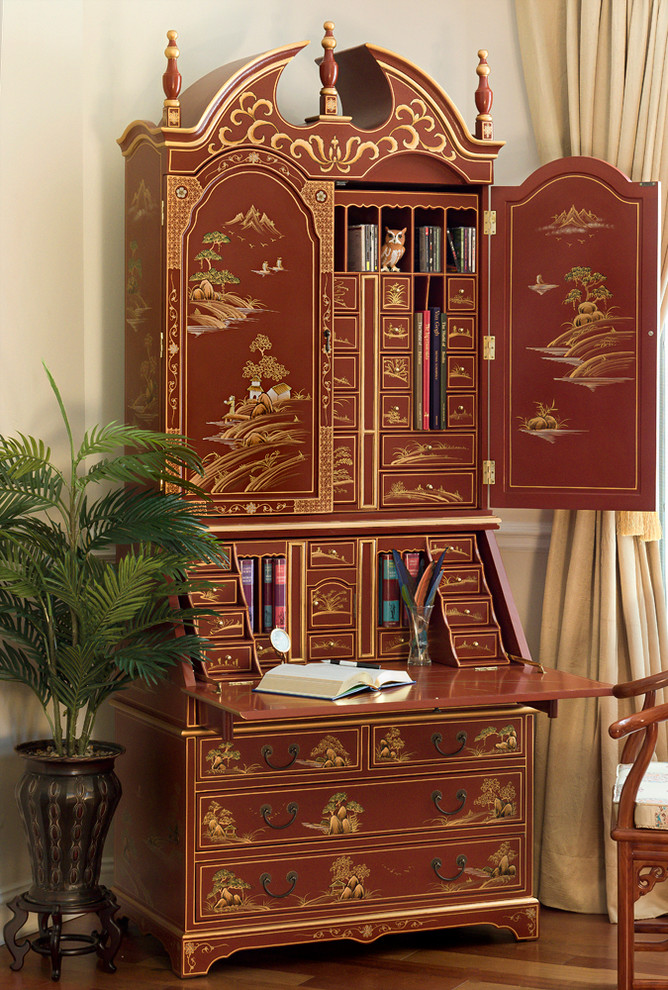 Diseño de despacho asiático de tamaño medio sin chimenea con paredes beige, suelo de madera en tonos medios y escritorio independiente