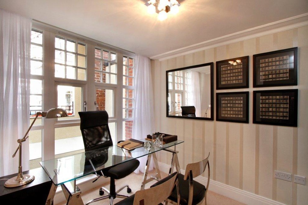 バッキンガムシャーにあるコンテンポラリースタイルのおしゃれなホームオフィス・書斎の写真