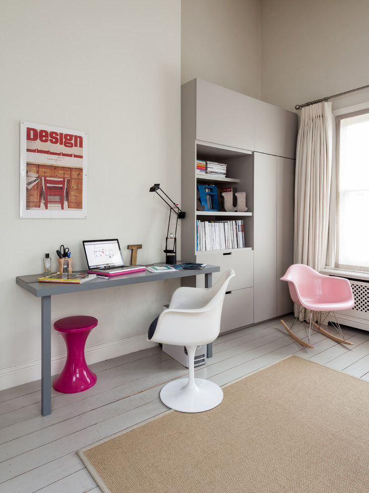 ロンドンにあるコンテンポラリースタイルのおしゃれなホームオフィス・書斎 (グレーの壁、塗装フローリング、造り付け机) の写真