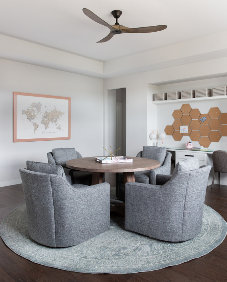 Mittelgroßes Klassisches Arbeitszimmer ohne Kamin mit Studio, beiger Wandfarbe, Teppichboden und Einbau-Schreibtisch in Austin