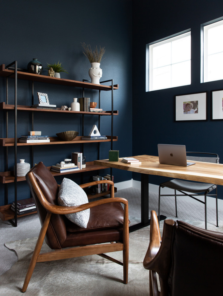 Mittelgroßes Klassisches Arbeitszimmer ohne Kamin mit Studio, blauer Wandfarbe, Teppichboden und freistehendem Schreibtisch in Austin