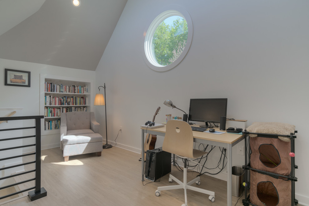 Kleines Modernes Lesezimmer mit weißer Wandfarbe, Vinylboden, freistehendem Schreibtisch und beigem Boden in Sonstige