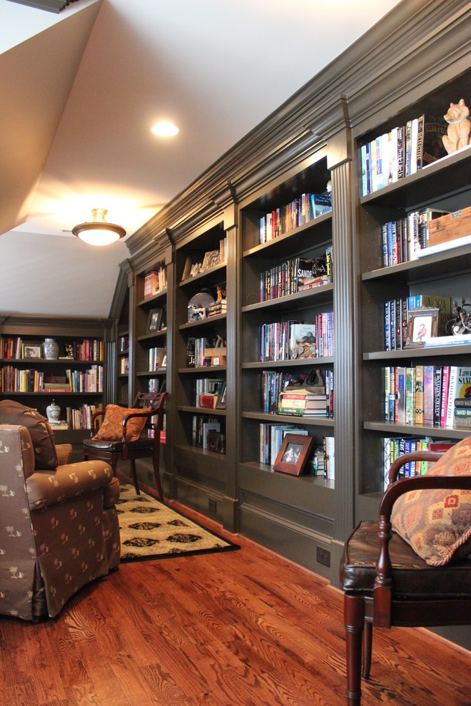 Идея дизайна: домашняя библиотека среднего размера в классическом стиле с белыми стенами, темным паркетным полом и коричневым полом