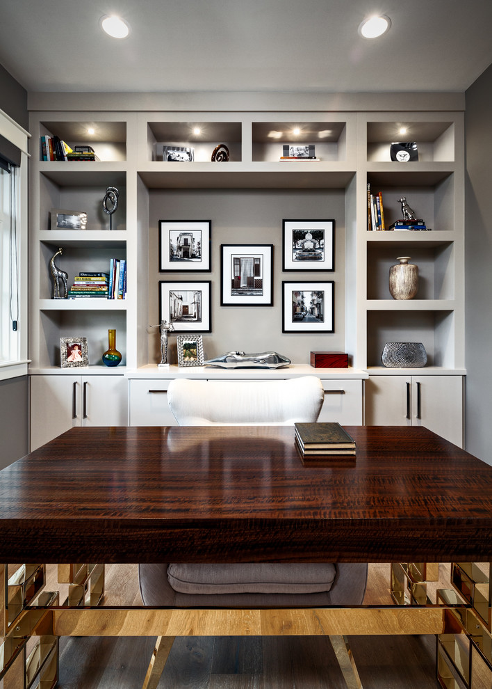 Idées déco pour un petit bureau classique avec un mur gris, parquet clair et un bureau indépendant.
