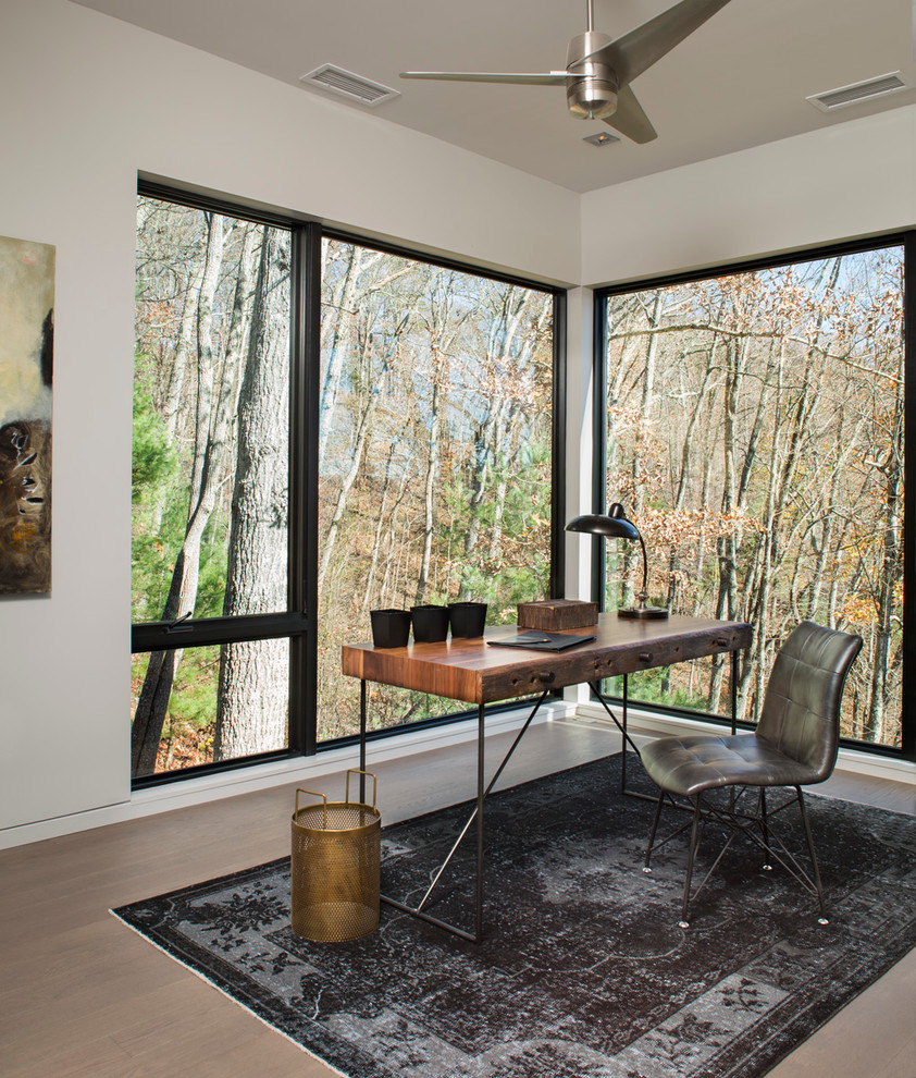 Idées déco pour un bureau contemporain de taille moyenne avec un sol en bois brun, aucune cheminée, un bureau indépendant et un mur blanc.