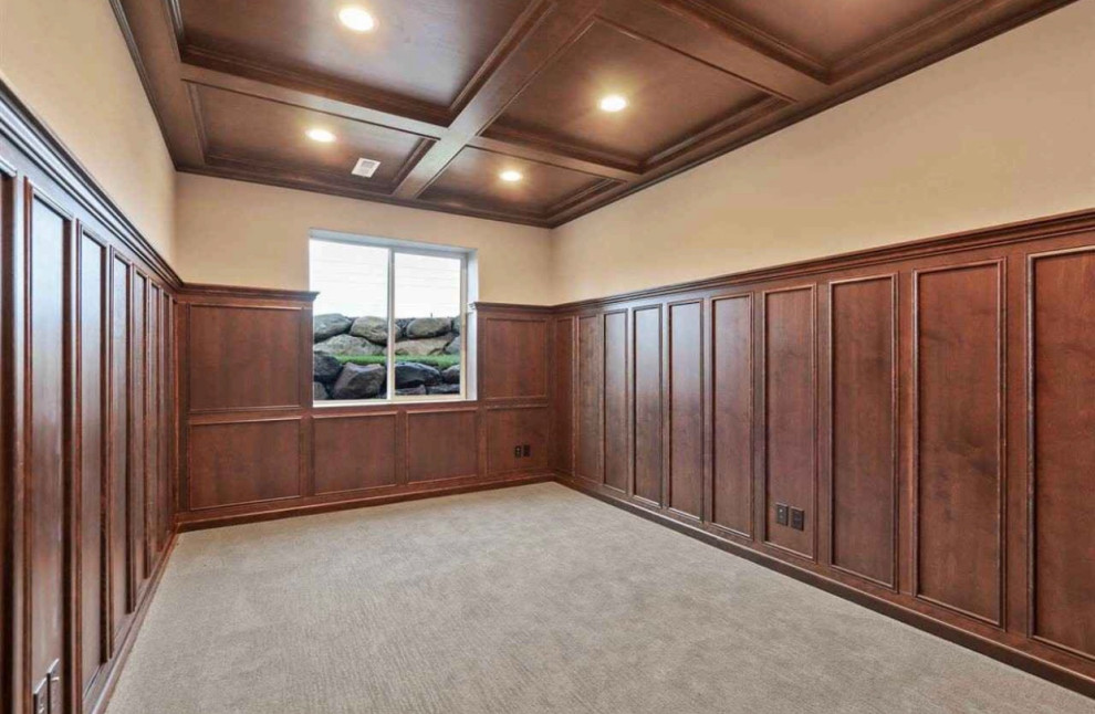 Ejemplo de despacho de estilo americano de tamaño medio con paredes grises, moqueta, escritorio empotrado, suelo beige y madera