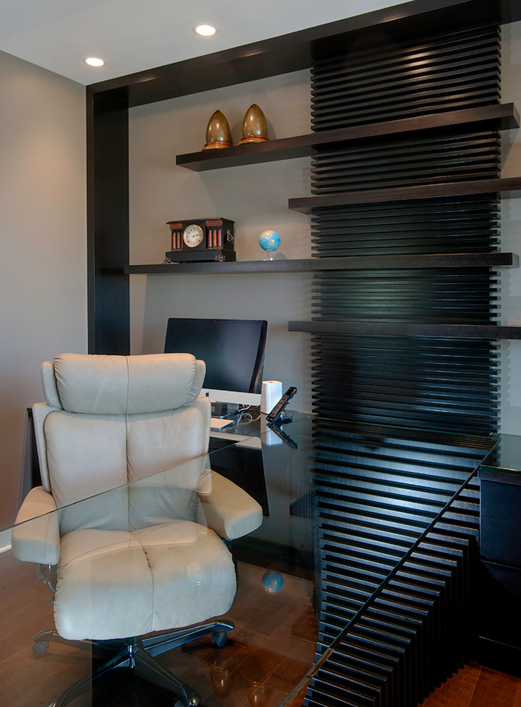 Idee per un piccolo ufficio design con pareti beige, parquet scuro e scrivania incassata