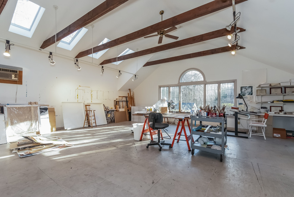 Foto de estudio de estilo de casa de campo con paredes blancas y escritorio independiente