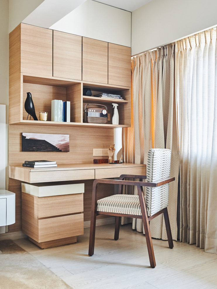Cette photo montre un bureau tendance de taille moyenne avec un mur blanc, parquet clair, un bureau intégré et un sol beige.