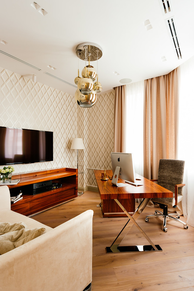Modernes Arbeitszimmer mit Arbeitsplatz, beiger Wandfarbe, hellem Holzboden und freistehendem Schreibtisch in Moskau