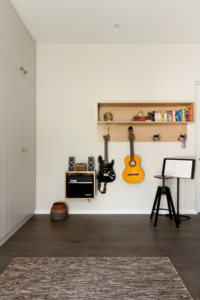 Foto på ett minimalistiskt arbetsrum