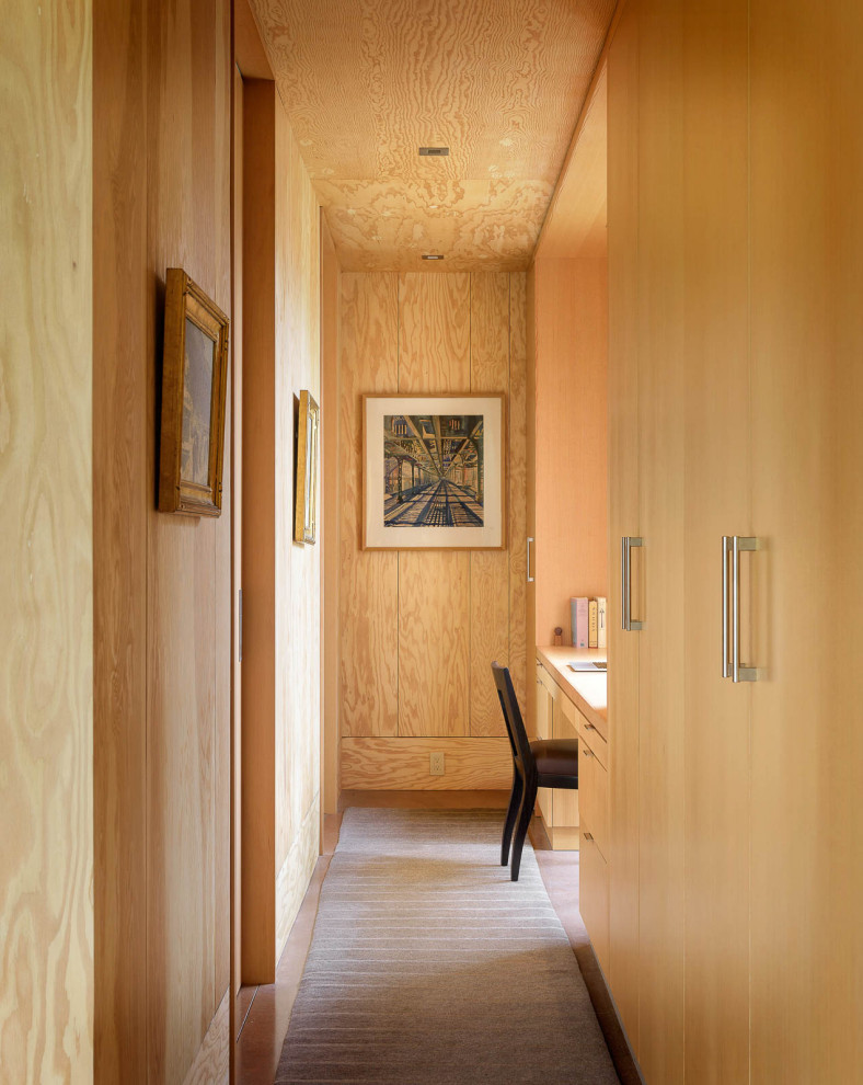 На фото: кабинет в современном стиле с коричневыми стенами, встроенным рабочим столом, коричневым полом, деревянным потолком и деревянными стенами с