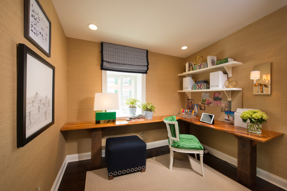 Kleines Klassisches Arbeitszimmer mit Arbeitsplatz, beiger Wandfarbe, dunklem Holzboden und Einbau-Schreibtisch in Baltimore