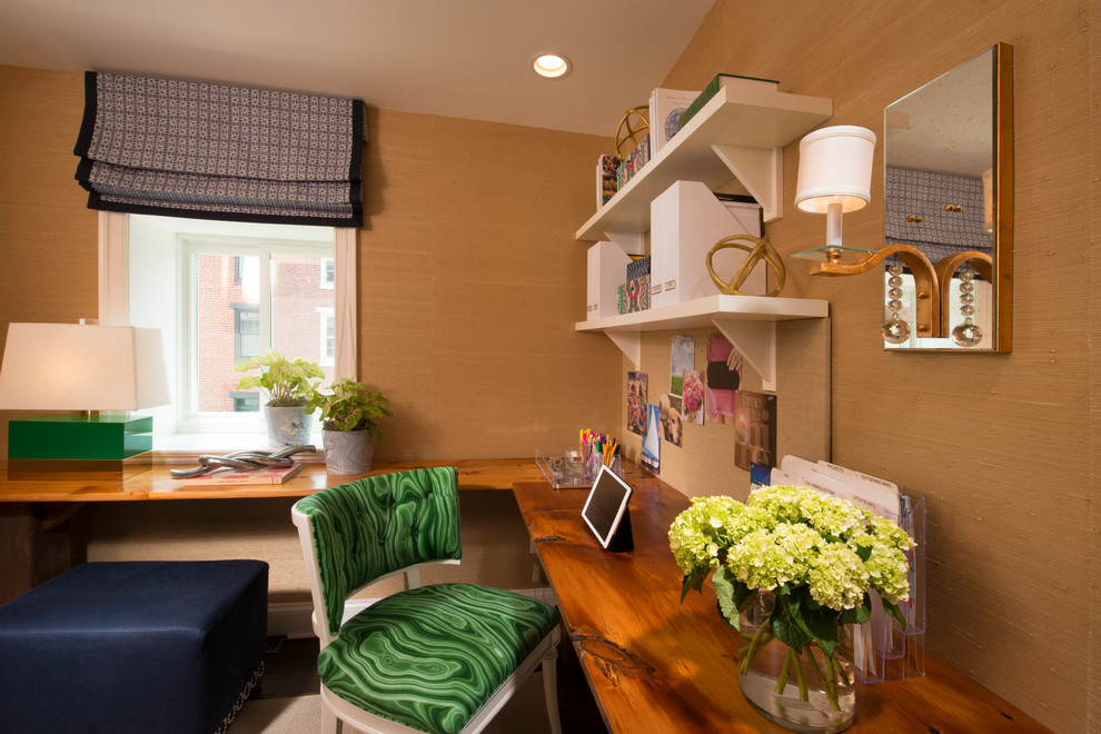 Foto di un piccolo ufficio classico con pareti beige, parquet scuro e scrivania incassata