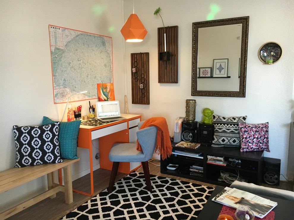 Kleines Eklektisches Arbeitszimmer mit Arbeitsplatz, weißer Wandfarbe, hellem Holzboden und freistehendem Schreibtisch in San Diego
