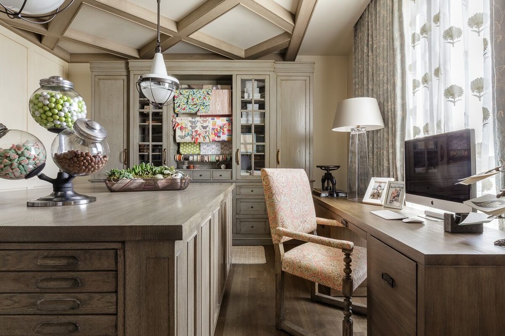 Ispirazione per una stanza da lavoro tradizionale con pareti beige, pavimento in legno massello medio e scrivania autoportante