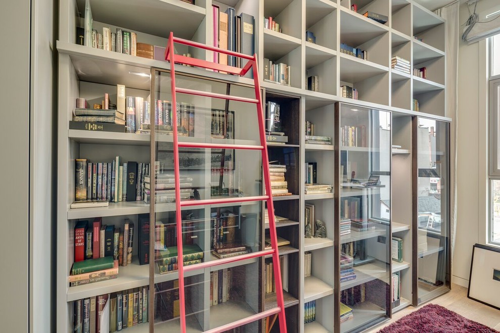 Свежая идея для дизайна: домашняя библиотека среднего размера в стиле модернизм с бежевыми стенами, светлым паркетным полом и коричневым полом без камина - отличное фото интерьера