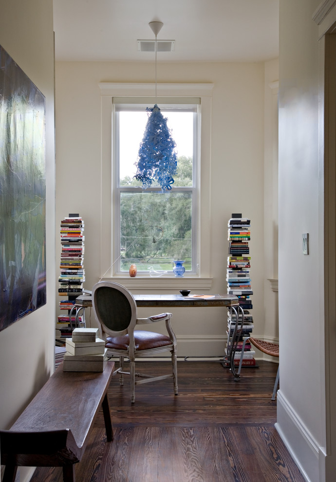 ニューオリンズにあるコンテンポラリースタイルのおしゃれなホームオフィス・書斎 (白い壁、濃色無垢フローリング、自立型机) の写真