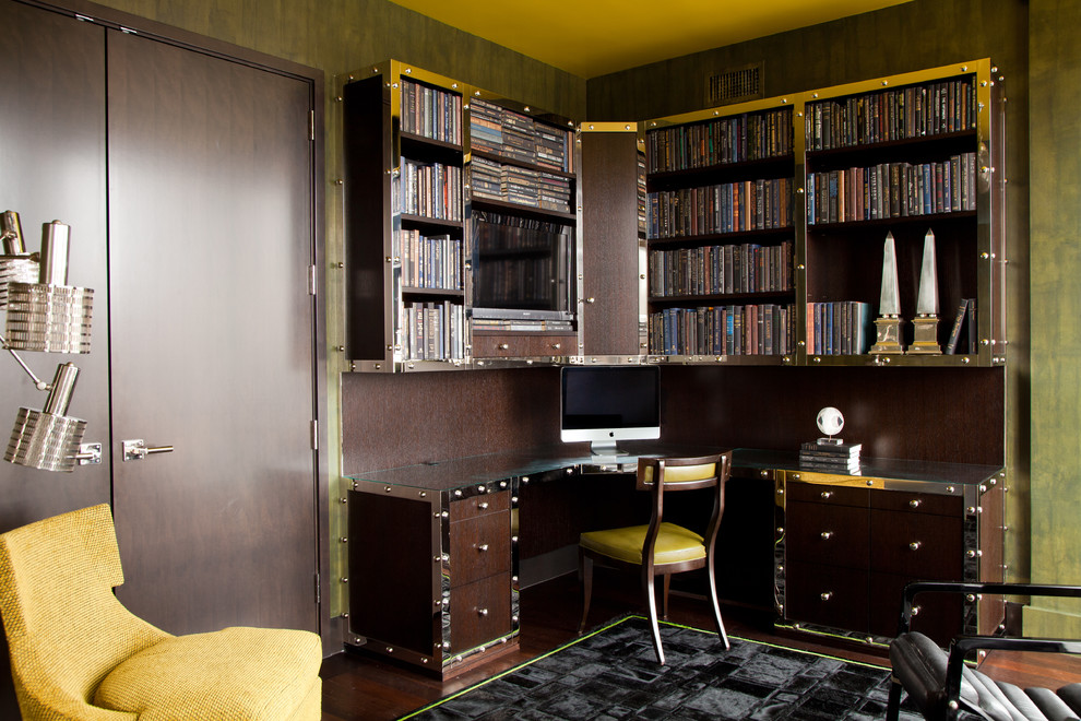 ニューヨークにあるコンテンポラリースタイルのおしゃれなホームオフィス・書斎 (造り付け机、緑の壁) の写真